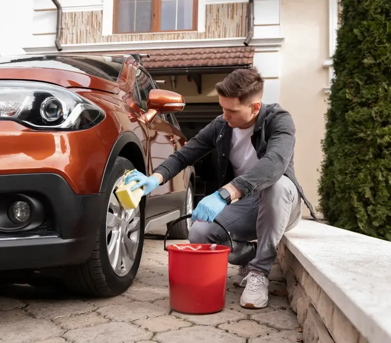 Lavage auto à domicile Le Champ-près-Froges : professionnel intervenant sur un véhicule